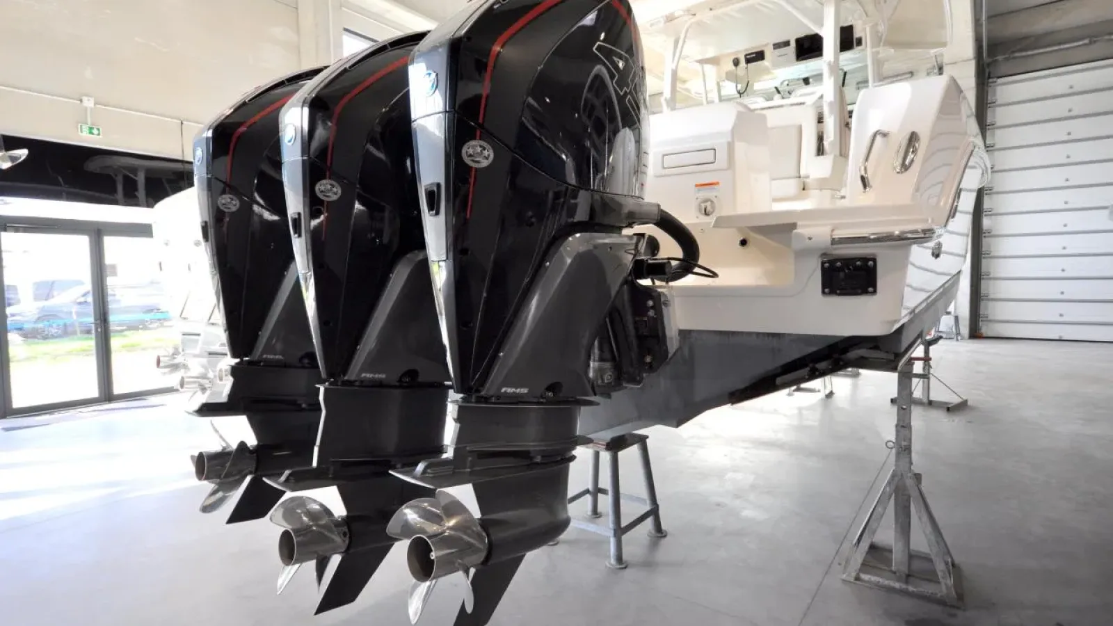 380Outrage-LCRiviera_Conciergerie_de_Luxe-Yacht-Achat (10)