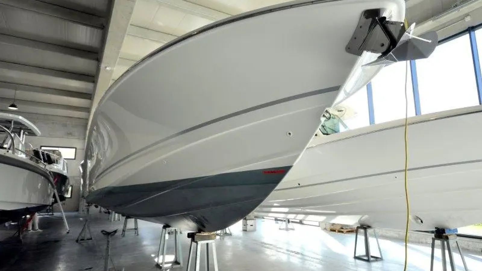 380Outrage-LCRiviera_Conciergerie_de_Luxe-Yacht-Achat (11)