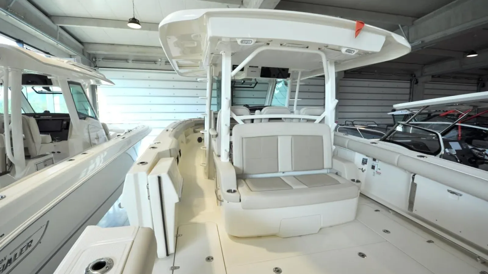 380Outrage-LCRiviera_Conciergerie_de_Luxe-Yacht-Achat (12)