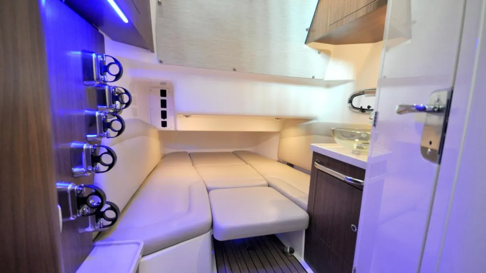 380Outrage-LCRiviera_Conciergerie_de_Luxe-Yacht-Achat (13)