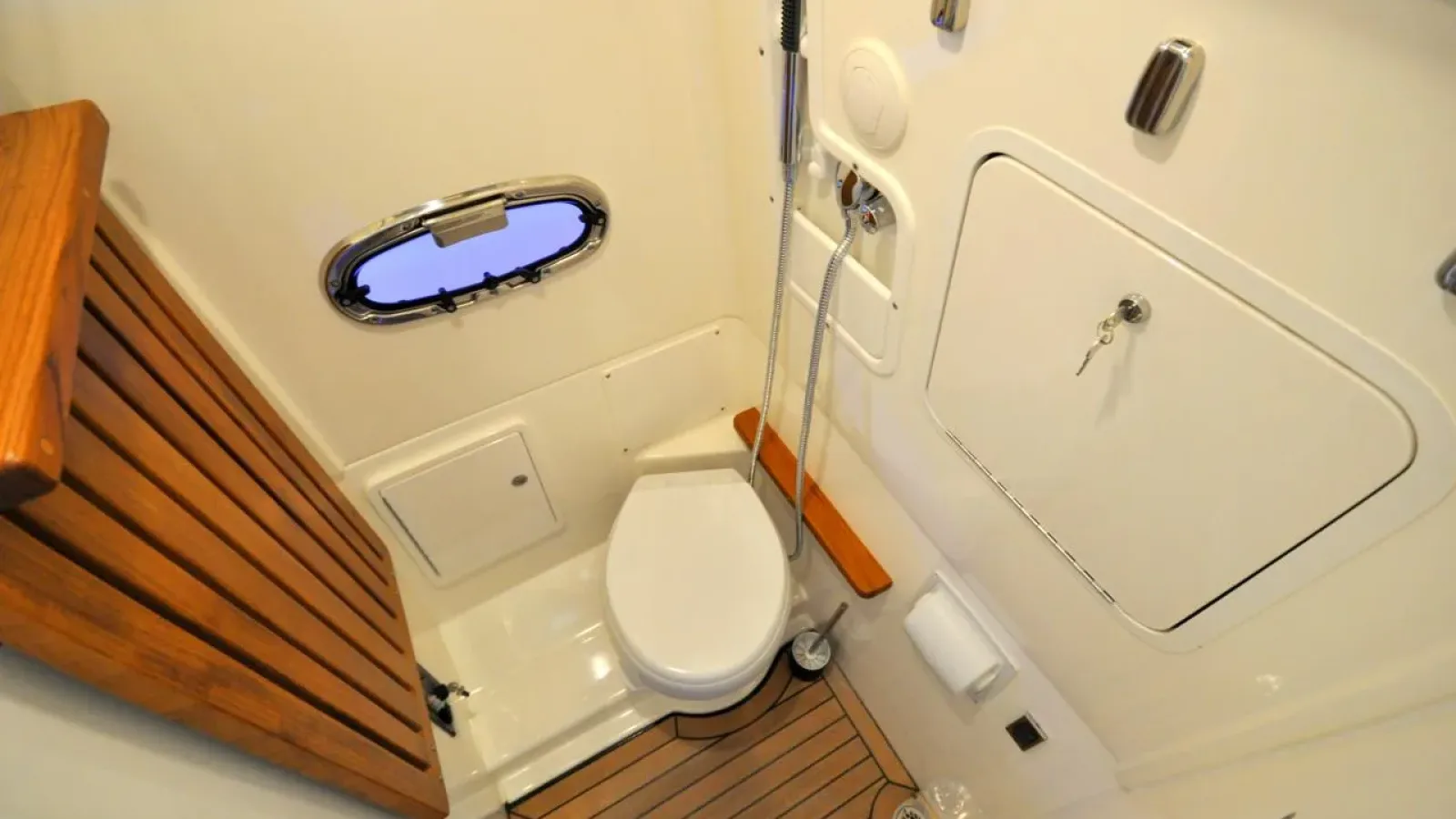 380Outrage-LCRiviera_Conciergerie_de_Luxe-Yacht-Achat (14)