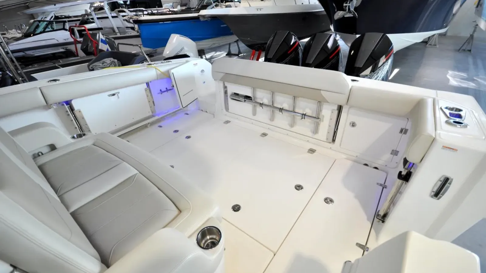 380Outrage-LCRiviera_Conciergerie_de_Luxe-Yacht-Achat (2)