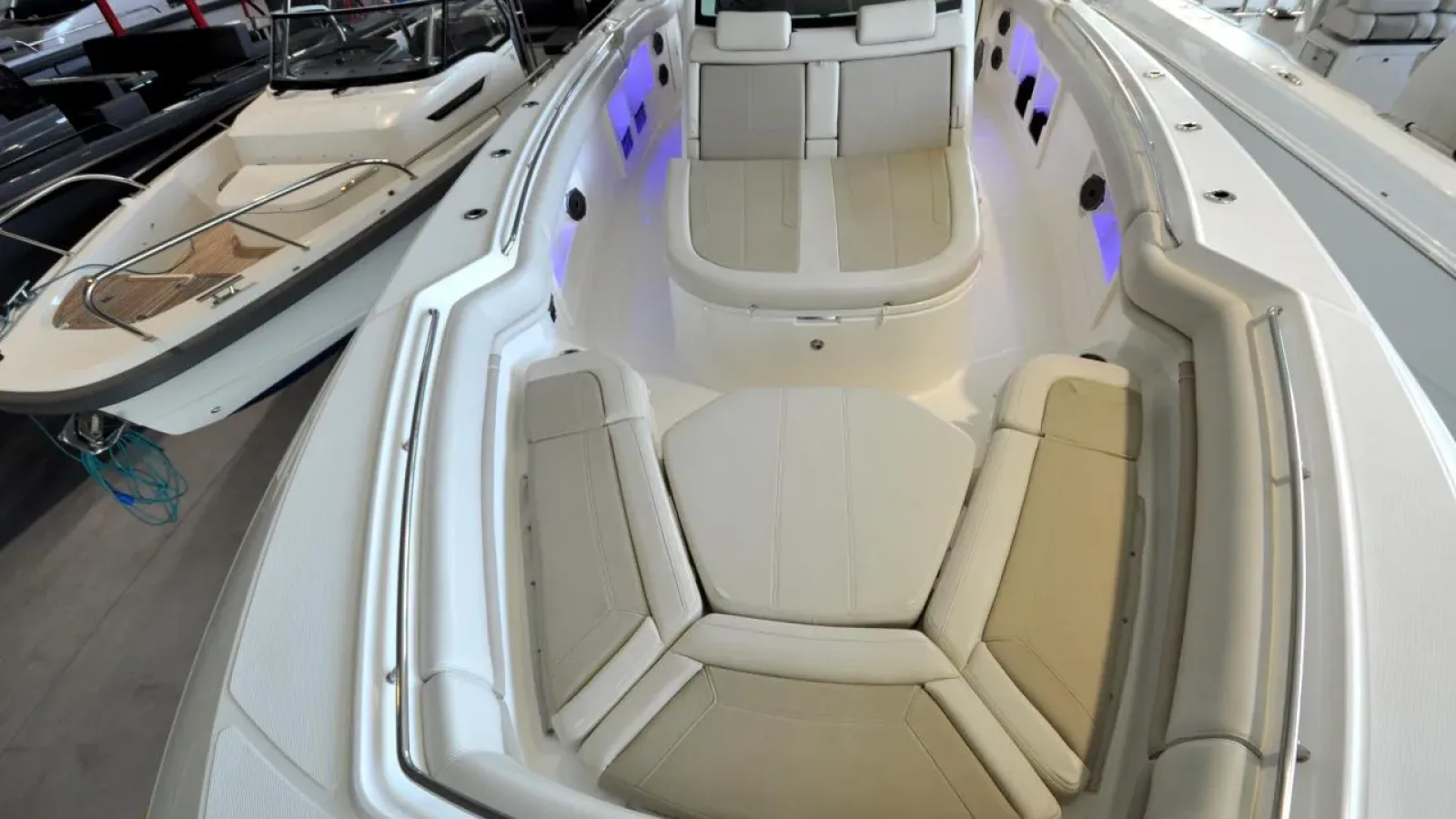 380Outrage-LCRiviera_Conciergerie_de_Luxe-Yacht-Achat (4)