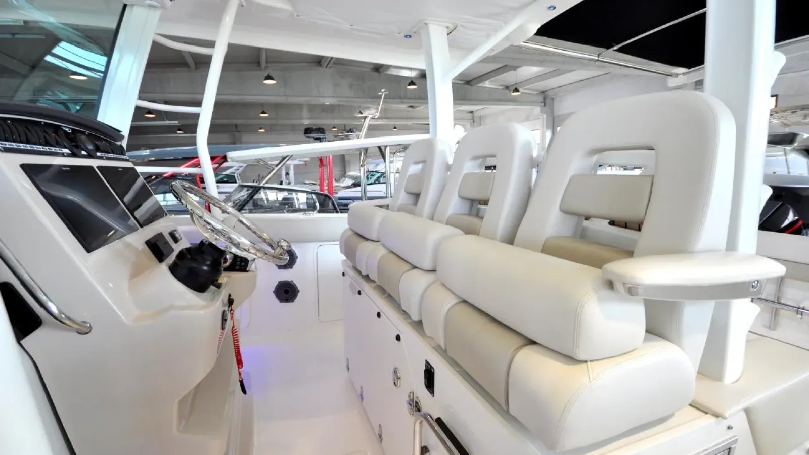 380Outrage-LCRiviera_Conciergerie_de_Luxe-Yacht-Achat (5)