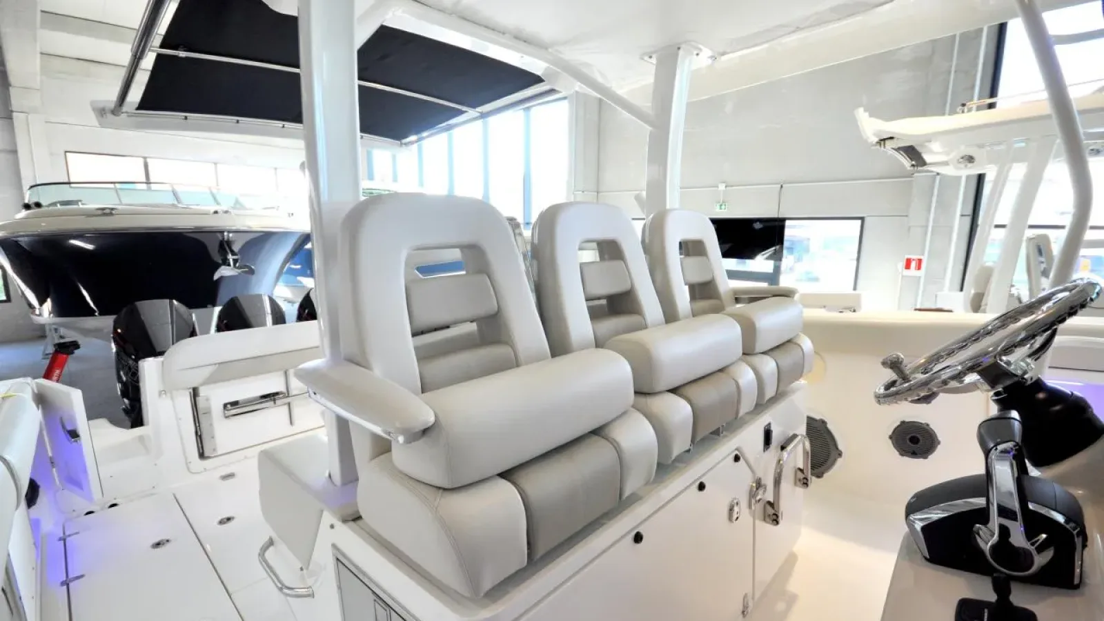 380Outrage-LCRiviera_Conciergerie_de_Luxe-Yacht-Achat (6)