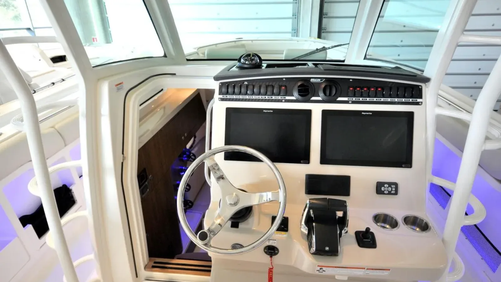 380Outrage-LCRiviera_Conciergerie_de_Luxe-Yacht-Achat (7)