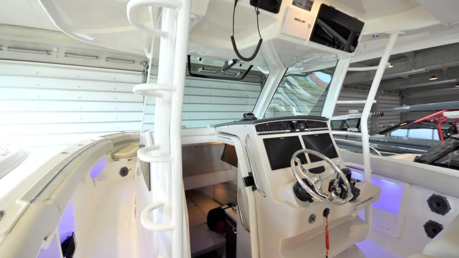 380Outrage-LCRiviera_Conciergerie_de_Luxe-Yacht-Achat (9)